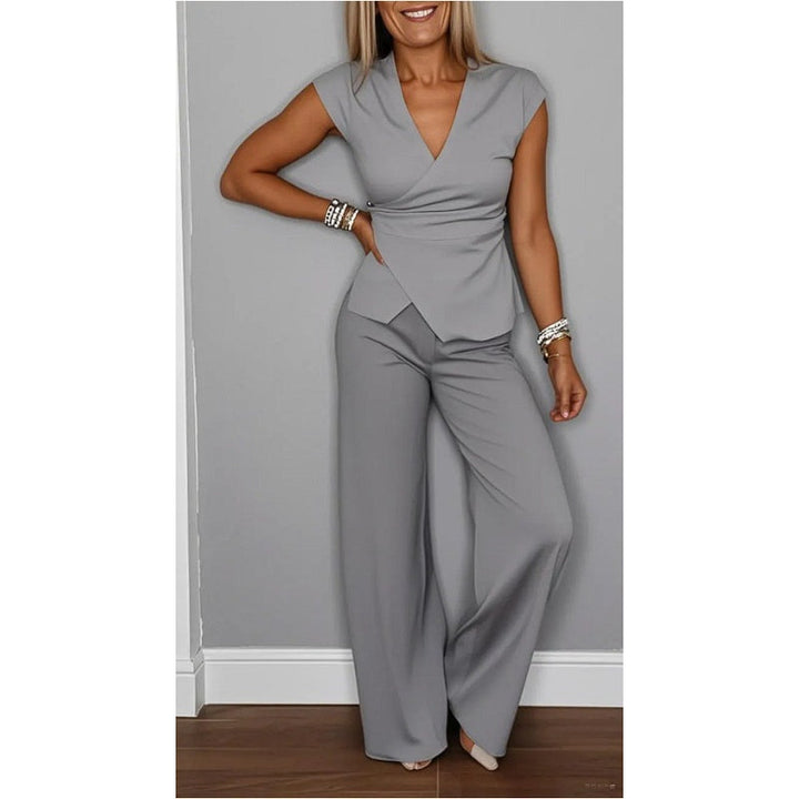 Blusa con escote V y pantalón fluido. Conjunto elegante de mujer para un look sofisticado y cómodo.