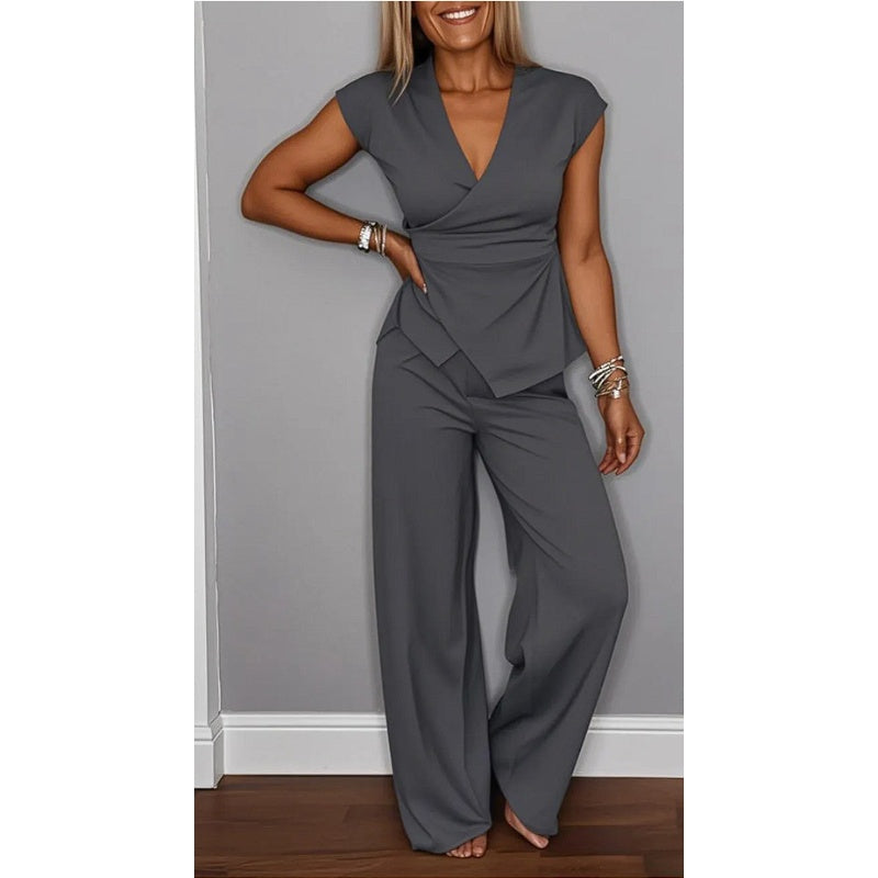 Conjunto de mujer elegante para oficina o eventos. Blusa con escote V y pantalón fluido de moda.
