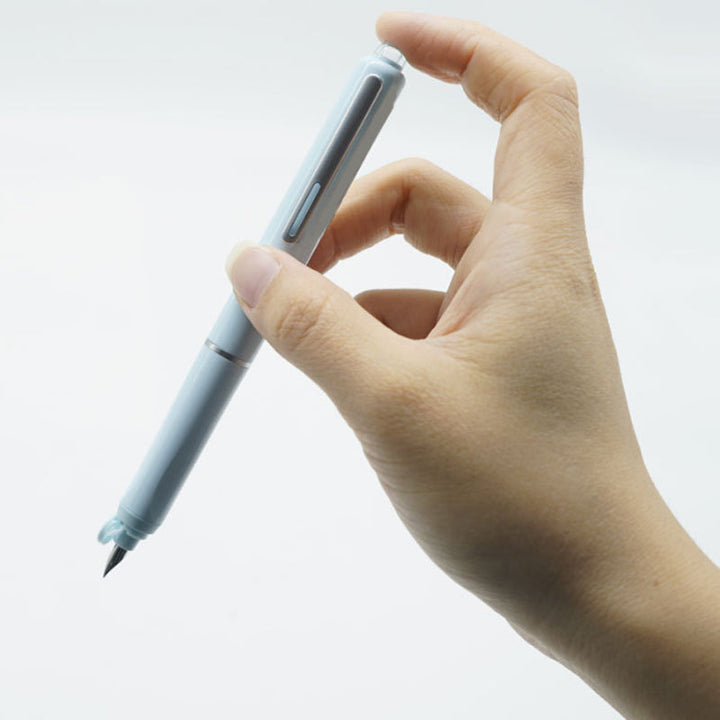 Detalle de la punta de la pluma InkFlow™ retráctil para una escritura fluida.