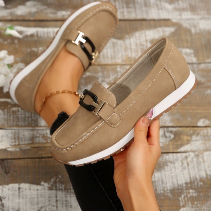 Mocasines OrthoStep antideslizantes, ideales para caminar con seguridad, estilo y comodidad.