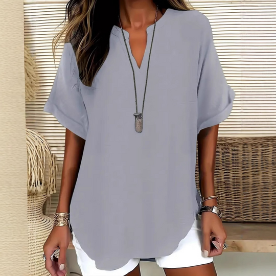 Blusa de mujer casual con mangas cortas y escote en V. Tejido transpirable para moda de verano fresca y relajada.
