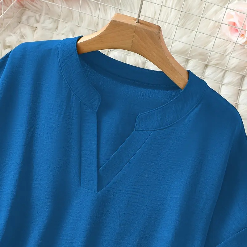 Top de mujer transpirable para verano, con escote en V. Ideal para looks casuales, ofreciendo comodidad y frescura.