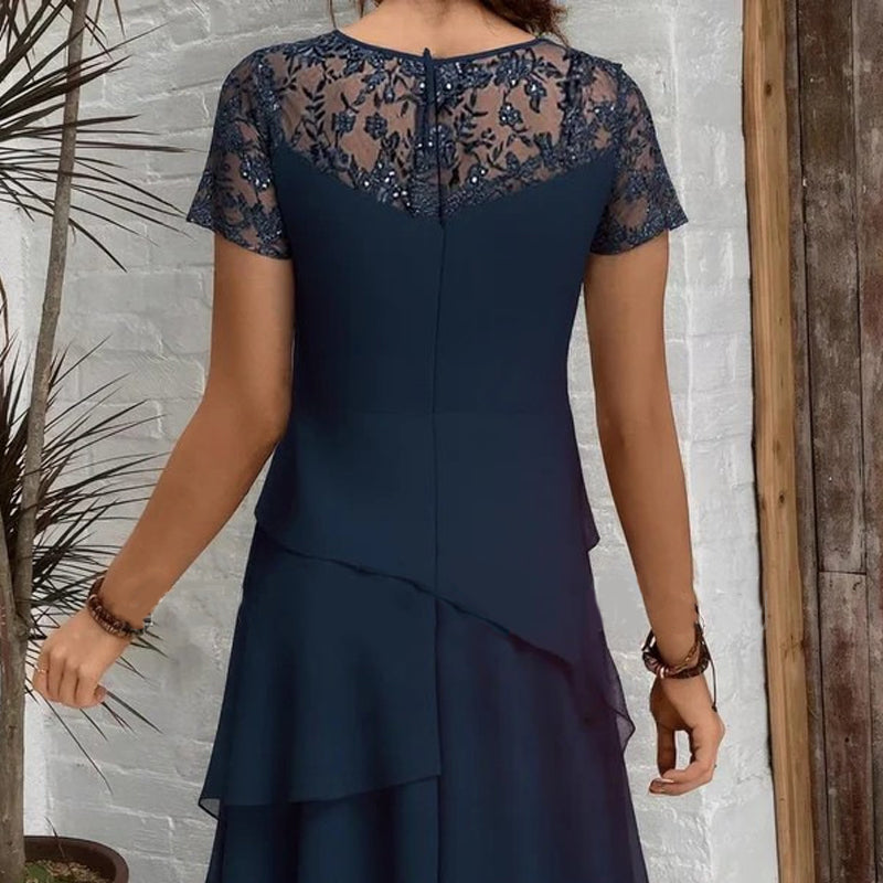Vestido midi elegante con corte femenino de encaje, realzando la figura con confort y estilo moderno.