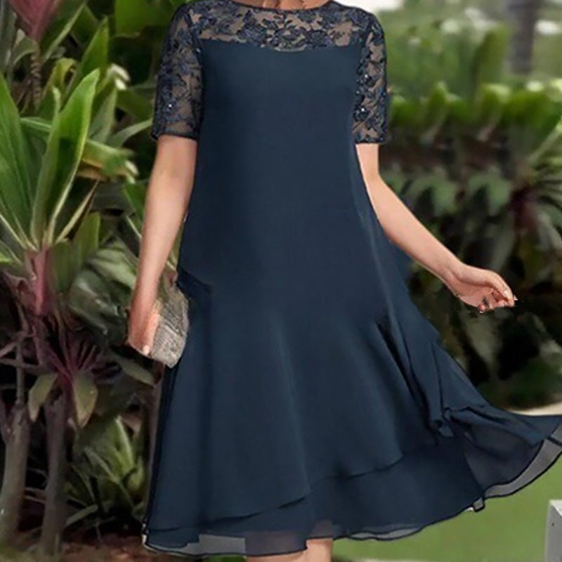 Detalle de encaje fino en un vestido midi femenino. Moda elegante y suave para mujeres.