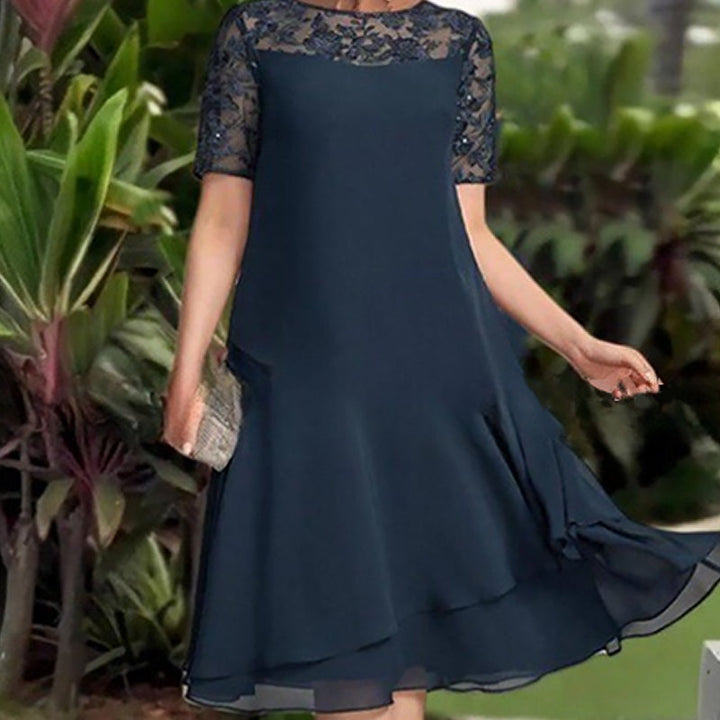 Detalle de encaje fino en un vestido midi femenino. Moda elegante y suave para mujeres.