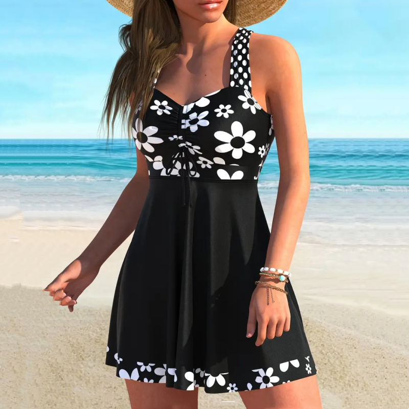 Tankini favorecedor para mujer con shorts integrados. Estilo moderno para el verano en la playa.