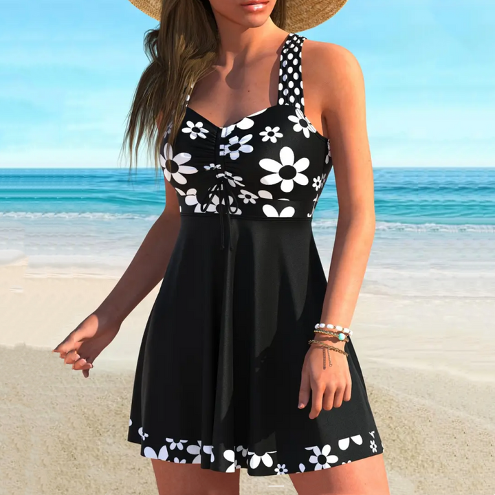 Tankini favorecedor para mujer con shorts integrados. Estilo moderno para el verano en la playa.