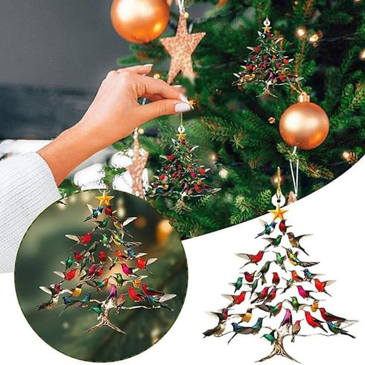 Colibrí decorativo para Navidad colgando en un árbol, aporta encanto y alegría al ambiente festivo.
