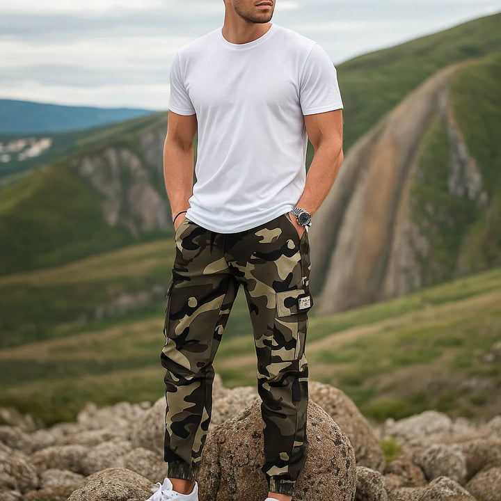 Pantalones cargo de camuflaje para hombre, con múltiples bolsillos, ideales para uso exterior.