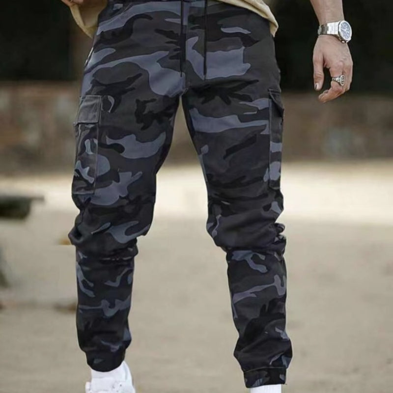 Primer plano de tela de pantalón de camuflaje para hombre, patrón militar, resistente y de calidad.