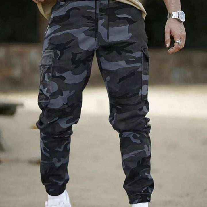 Primer plano de tela de pantalón de camuflaje para hombre, patrón militar, resistente y de calidad.