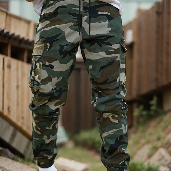Pantalones de camuflaje resistente para hombre, perfectos para actividades al aire libre y uso duradero.