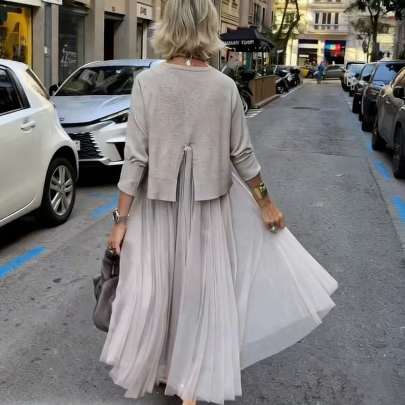 Mujer en conjunto dos piezas blusa 3/4 y vestido largo fluido. Estilo casual chic, ropa de día. Comodidad y tendencia.