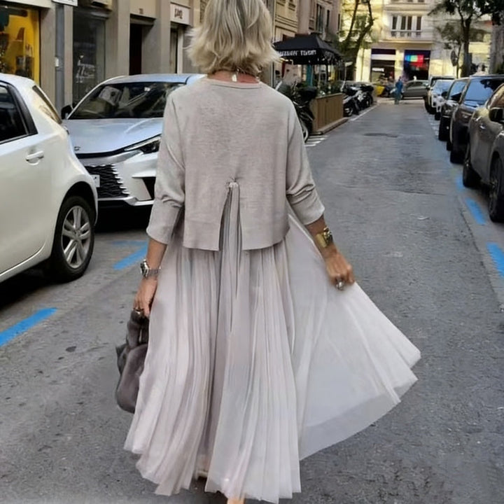 Mujer en conjunto dos piezas blusa 3/4 y vestido largo fluido. Estilo casual chic, ropa de día. Comodidad y tendencia.