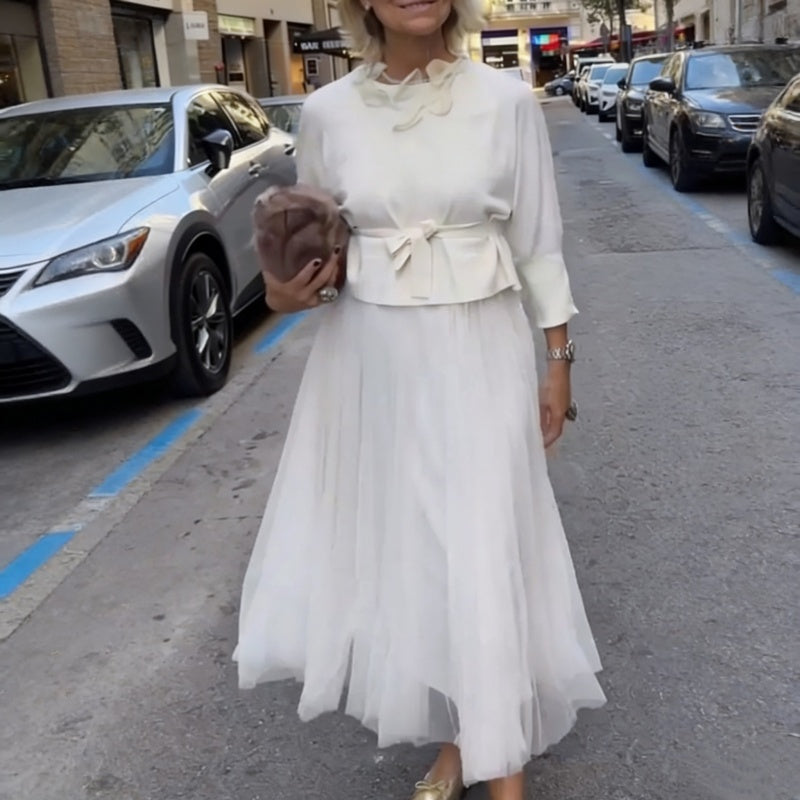 Vista trasera del conjunto dos piezas mujer, blusa y vestido largo fluido. Ropa elegante y cómoda para primavera-verano.