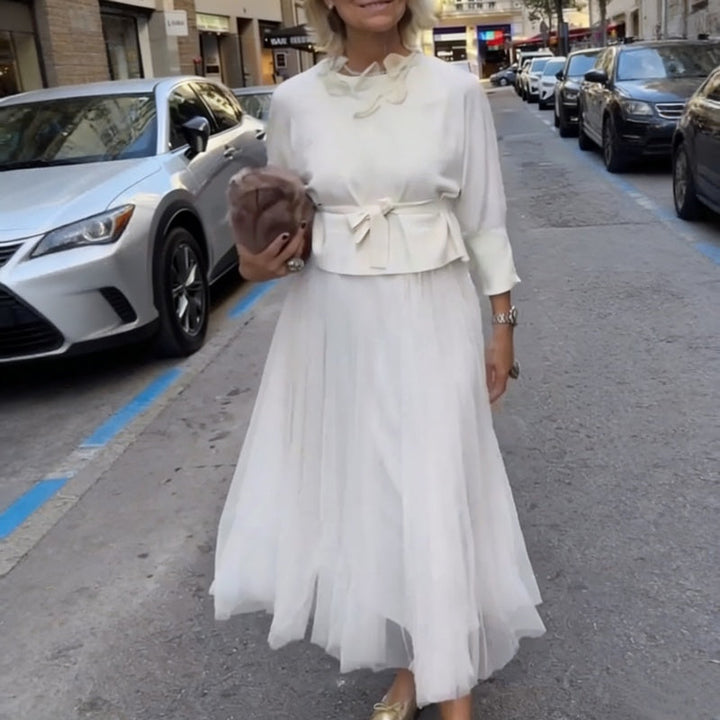 Vista trasera del conjunto dos piezas mujer, blusa y vestido largo fluido. Ropa elegante y cómoda para primavera-verano.