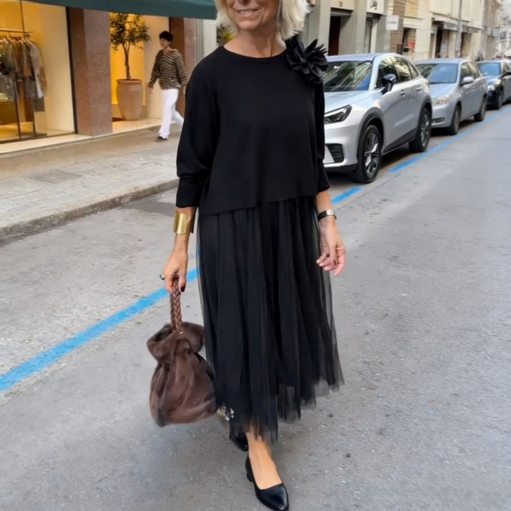 Mujer luciendo conjunto dos piezas elegante: blusa 3/4 y vestido largo fluido. Moda femenina casual chic para primavera.