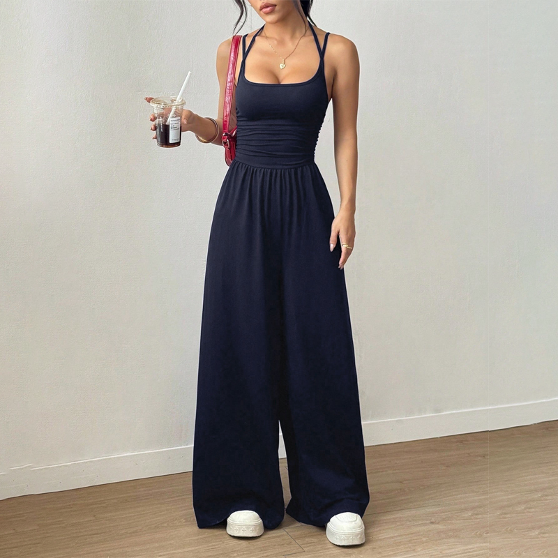Mono de mujer con tirantes finos y diseño de piernas anchas, perfecto para eventos de verano y estilo casual chic.