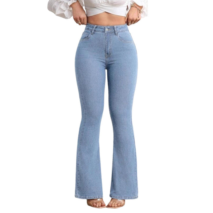 Jeans mujer acampanados bootcut, cintura alta, tendencia moderna en ropa casual. Estilo chic.