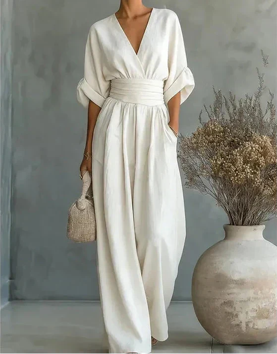 Atuendo mono largo fluido para mujer con escote en V. Ropa cómoda y versátil para moda femenina.