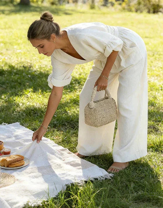 Mono de fiesta o casual, escote V profundo. Moda femenina con pantalón ancho y tela fluida.