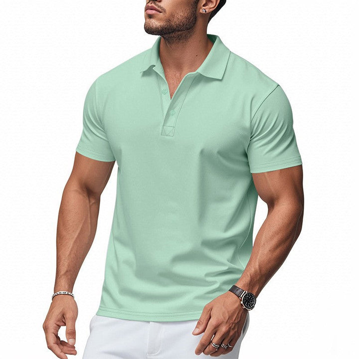 Hombre vistiendo camisa polo casual de verano, estilo versátil y elegante. Ropa cómoda para el día a día.