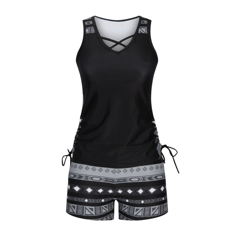 Ropa de baño tankini, mujer, estampado geométrico y escote V, combina moda y funcionalidad.