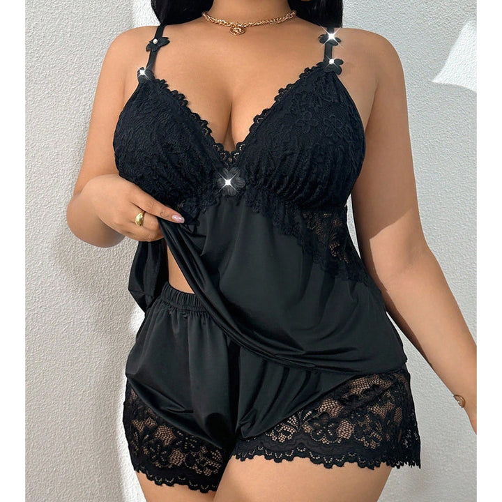 Conjunto de pijama de mujer, diseño minimalista de top y short. Comodidad y estilo nocturno.