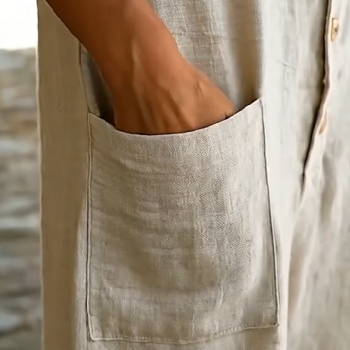 Mono de mujer estilo utility con bolsillos grandes y botones. Ideal para un look casual de verano.