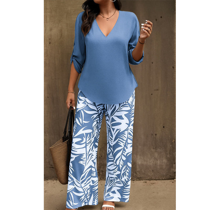 Conjunto elegante de mujer con blusa cuello V y pantalón estampado floral, ideal para outfit de moda.