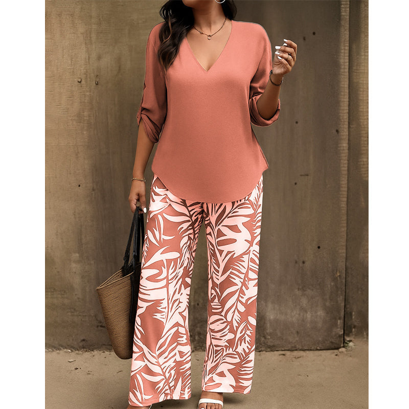Set de blusa manga 3/4 cuello V y pantalón estampado para mujer. Comodidad y estilo versátil.