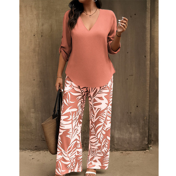 Set de blusa manga 3/4 cuello V y pantalón estampado para mujer. Comodidad y estilo versátil.