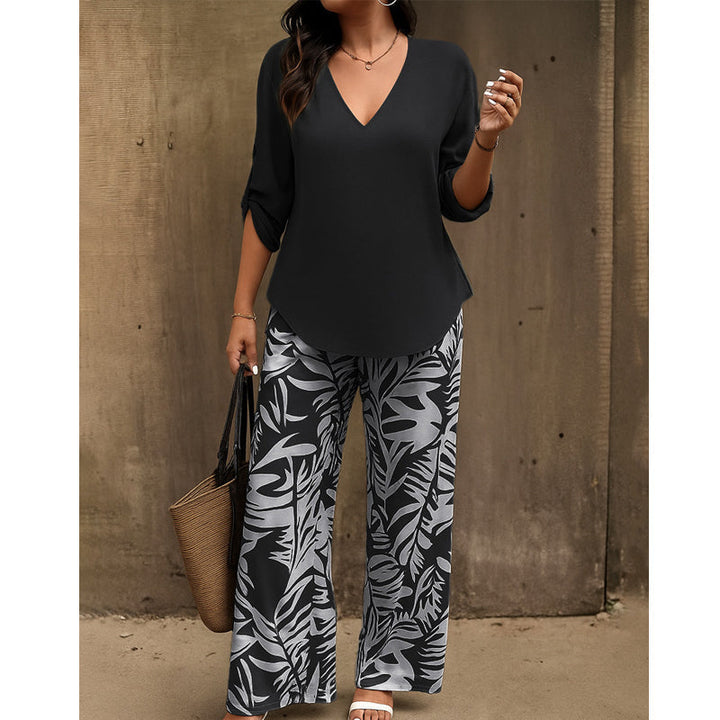 Conjunto de mujer con blusa cuello V y pantalón con estampado abstracto. Ropa cómoda y con estilo.