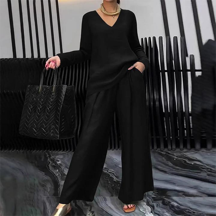 Blusa de mujer con escote V y pantalón ancho, conjunto elegante.