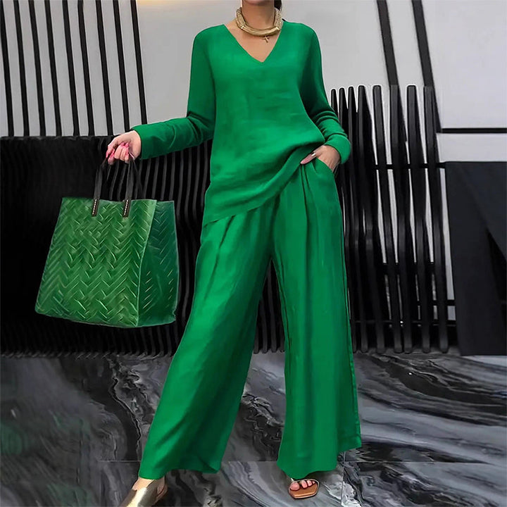 Conjunto elegante de mujer: blusa escote V y pantalón ancho fluido.