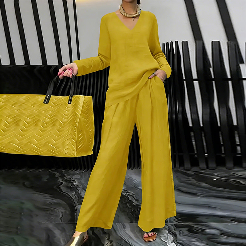 Conjunto de mujer, blusa escote V y pantalón ancho, vista lateral.