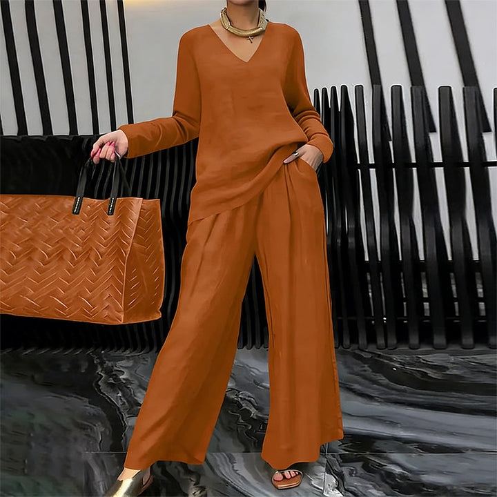 Conjunto fluido y elegante de blusa escote V y pantalón ancho para mujer.