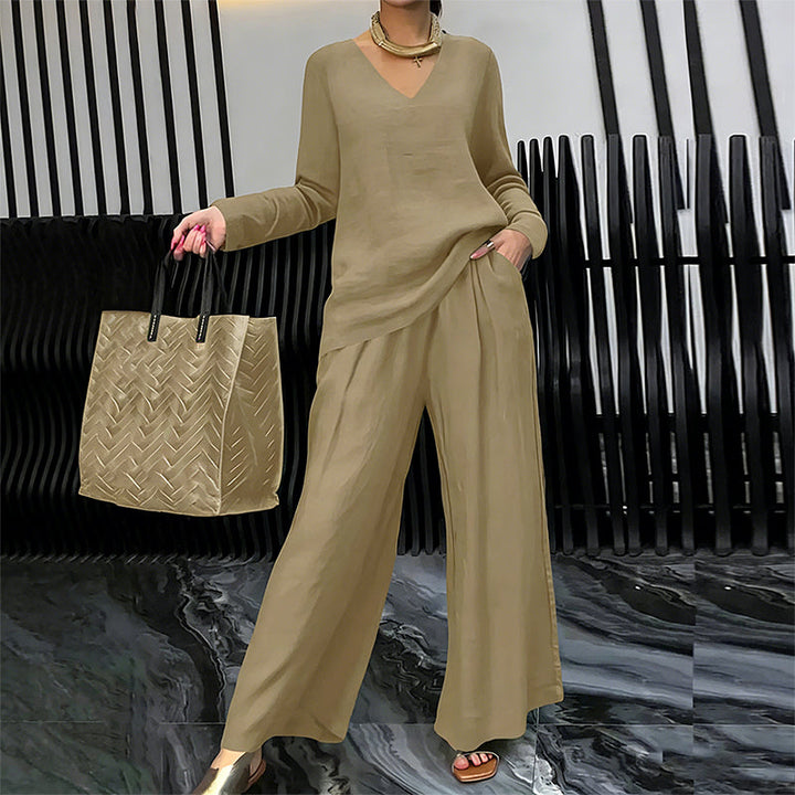 Detalle del ajuste cómodo de la blusa escote V y pantalón ancho del conjunto.