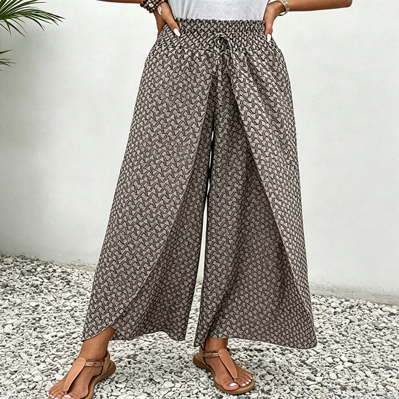 Detalle de pantalón floral de mujer con cintura fruncida y estampado vibrante, cómodo para vacaciones.