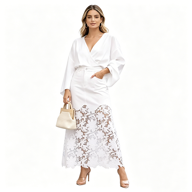 Falda de mezclilla para mujer con delicado borde de encaje floral. Perfecta para un estilo femenino y casual.