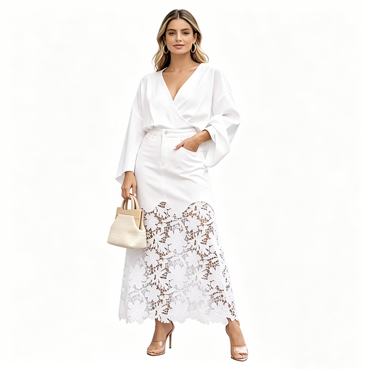Falda de mezclilla para mujer con delicado borde de encaje floral. Perfecta para un estilo femenino y casual.