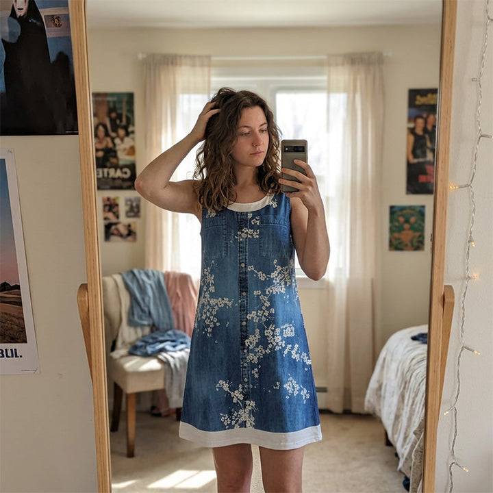 Elegante vestido corto de mujer con efecto denim, sin mangas, ideal para días casuales.