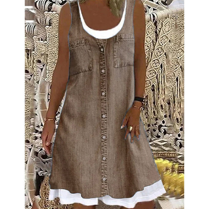 Vestido corto femenino con diseño efecto denim, sin mangas, perfecto para un estilo veraniego.