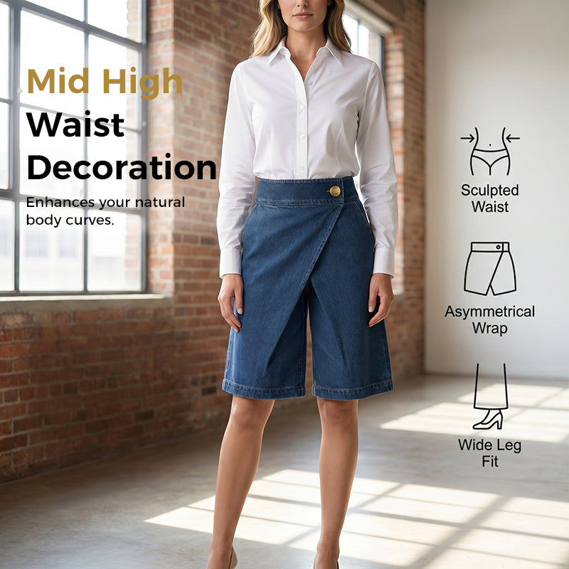 Short casual de mujer con diseño cruzado y bajo asimétrico. Textura efecto denim, ideal para el verano.