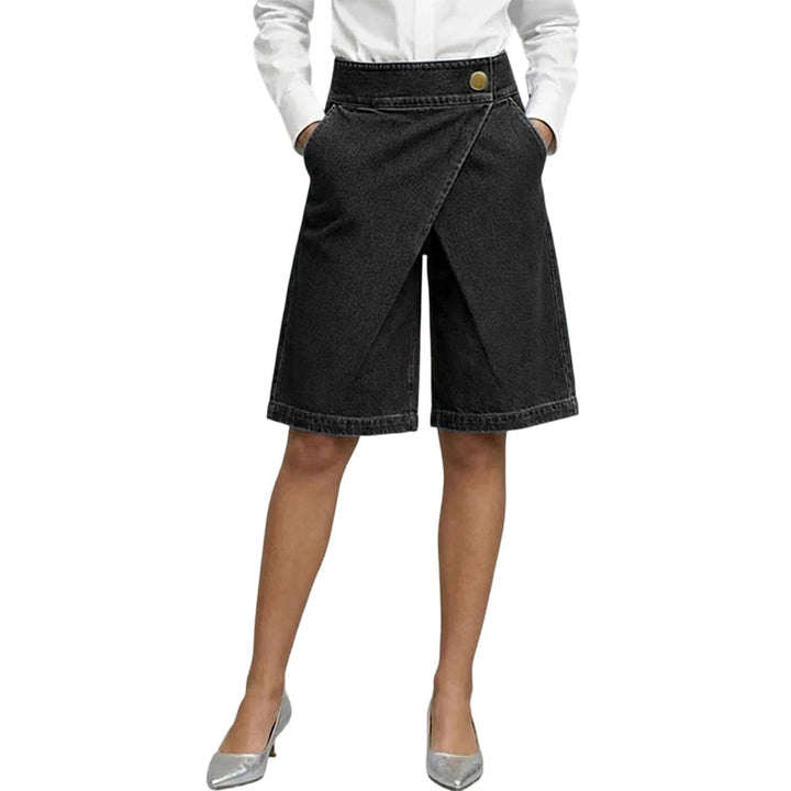 Pantalón corto denim para mujer. Diseño asimétrico de moda, perfecto para un estilo casual de verano.