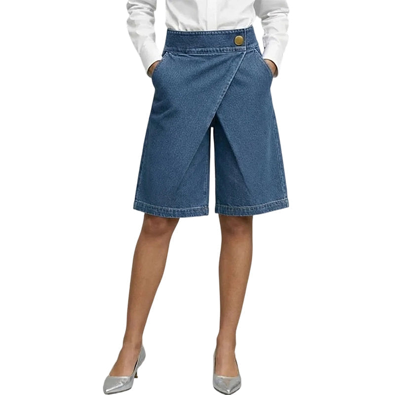 Short asimétrico de mujer efecto denim. Detalle de cierre cruzado. Versátil y moderno para la moda de verano.