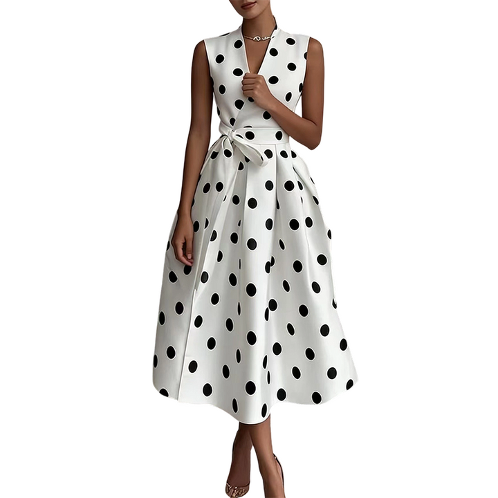 Elegante vestido midi de mujer sin mangas con estampado de lunares y cinturón para ajustar.