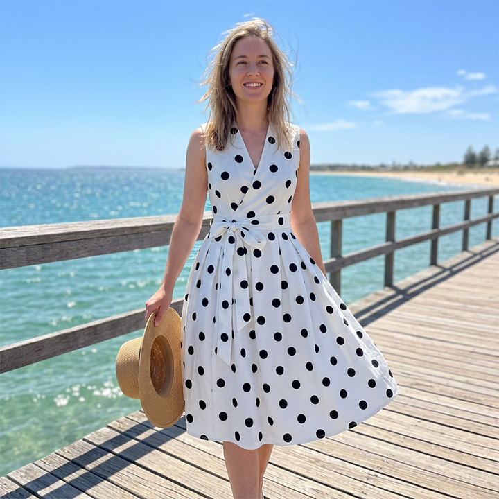 Moda femenina: vestido midi con lunares, escote en V y cinturón. Ideal para un look casual elegante.