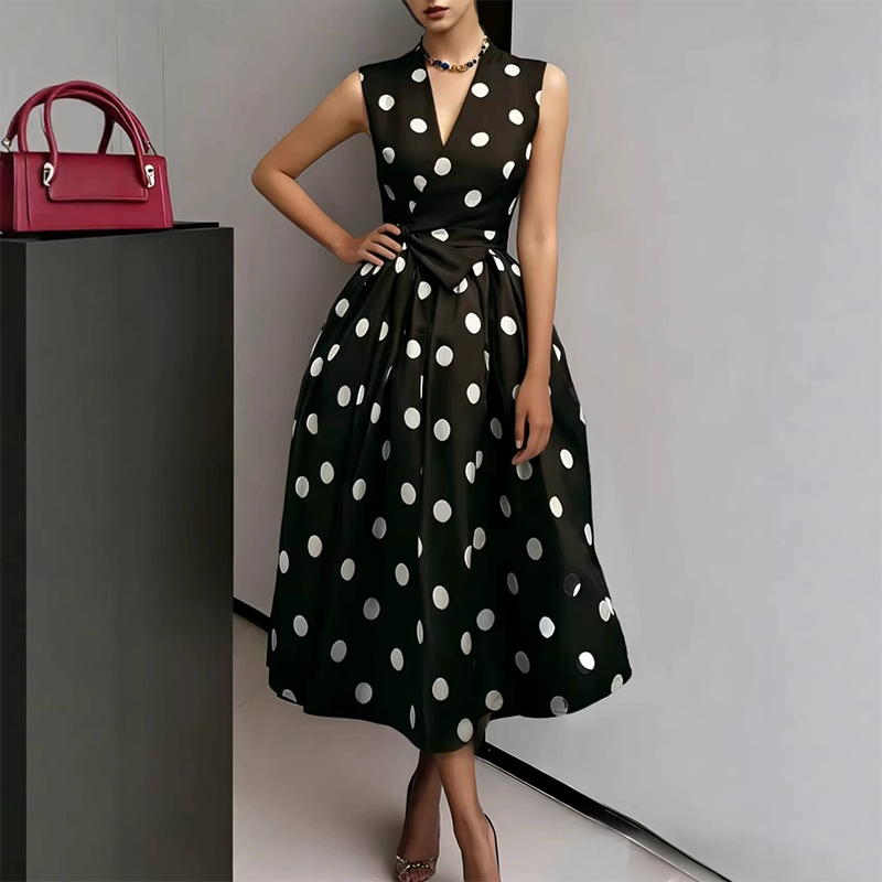 Moda de verano: Vestido midi con lunares, cinturón ajustable y escote en V. Elegancia casual femenina.