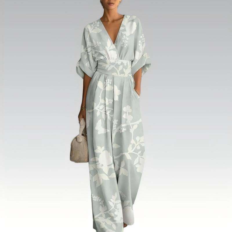 Mono floral de mujer con escote V y cintura definida, perfecto para el verano.